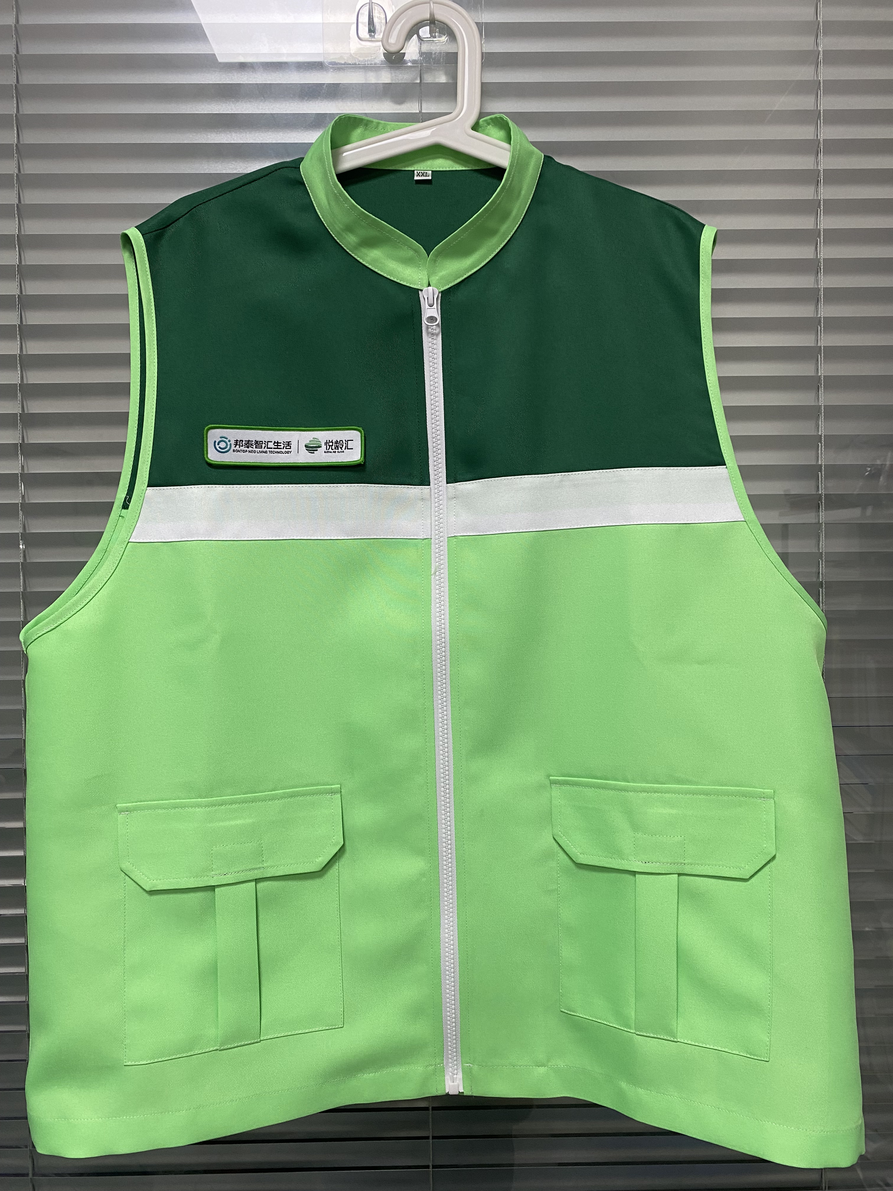 夏季工作马甲定制的这款马甲前胸后背都印有logo文字 夏季工作马甲定制的这款马甲前胸后背都印有logo文字