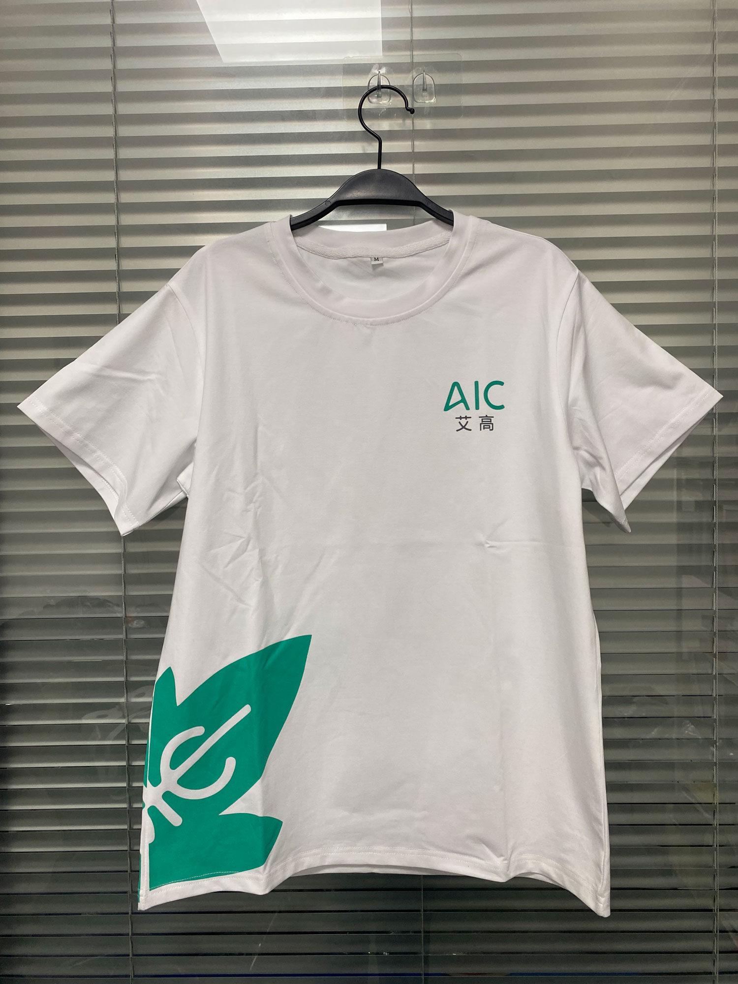 客户定制的圆领T恤工作服，前胸印有logo，背后印有广告语